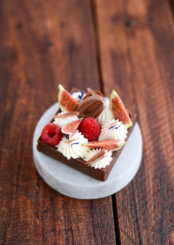 Tartelettes mit feigen, himbeeren und biskélia