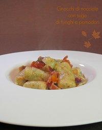 Schmeckt nicht nur am Donnerstag: Gnocchi di nocciole con sugo di funghi e pomodori
