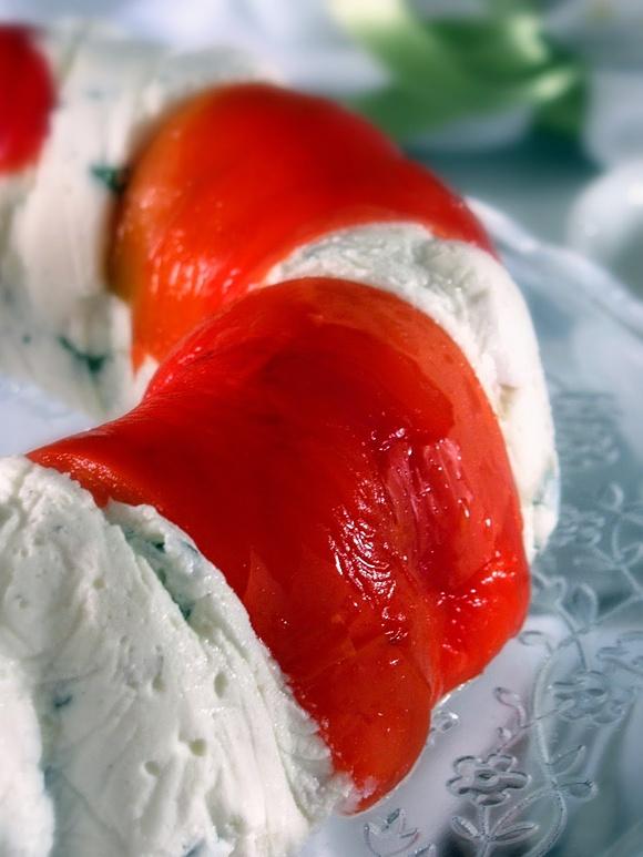 Feta-Frischkäse-Kranz im Paprikamantel