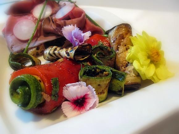 Leichte sommerliche gegrillte und marinierte gemüse mit roastbeef, crostini und radieschen