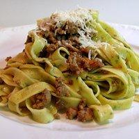 Leise rieseln die Kräuter: Tagliatelle alle erbe aromatiche con ragù bianco