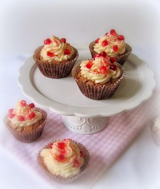 Schoko-Granatapfel-Cupcakes zum Jahresabschluss mit Weihnachtsgrüßen