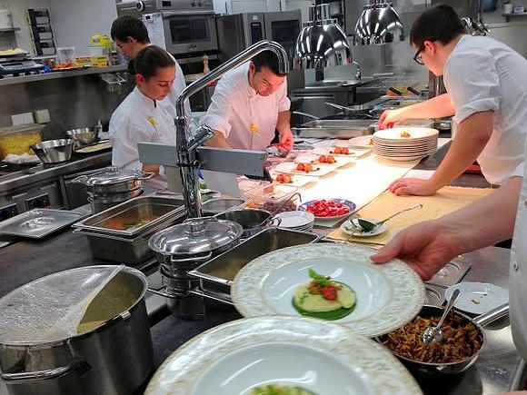 Chef's Table mit Empire-Schnitt