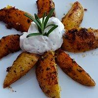 Würzige Spaltkartoffeln mit feurigem Ziegenfrischkäse ~ Dip