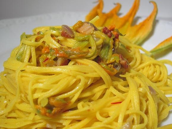 Märchenstunde und ein rezept in gelb: pasta allo zafferano ai fiori di zucca
