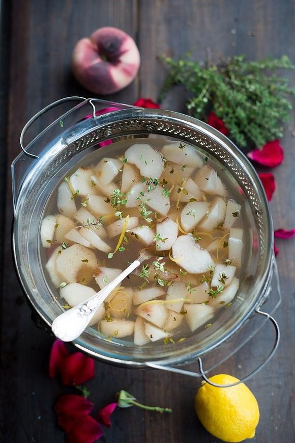 Sommerliche Pfirsisch-Zitronen-Thymian Suppe
