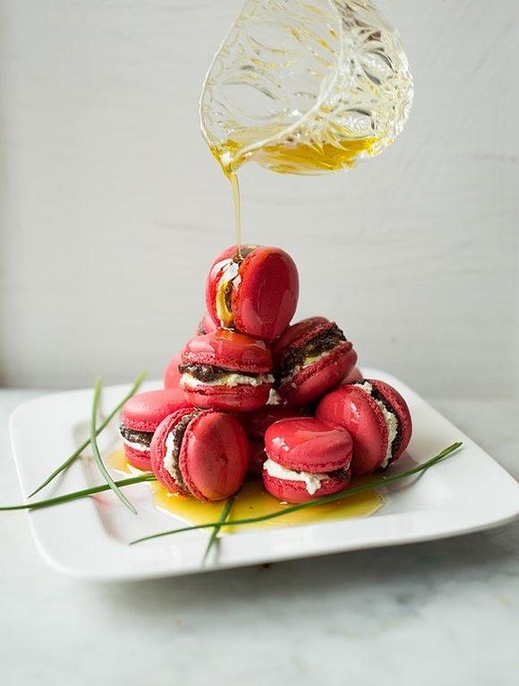 Herzhafte macarons mit tapenade und olivenöl
