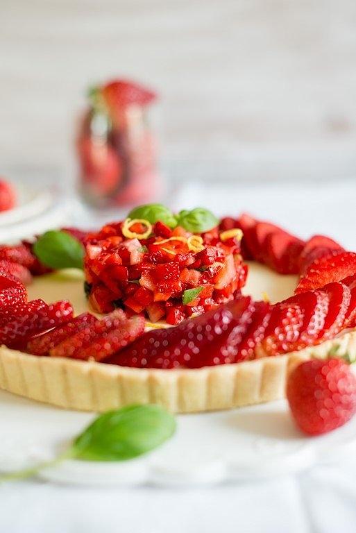 Erdbeertarte mit Zitrone und Basilikum