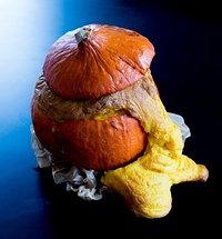 Gruseliger kürbis-kuchen für halloween ( herzhafter kürbis-kuchen)