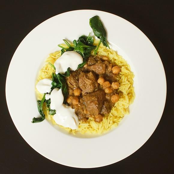 Schmorgericht mit aubergine, spinat und kichererbsen