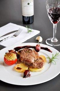 Steak de porc iberique, tomates à la provencale et échalottes confites, et steak de charolais (steak von iberico schwein und charolais mit provenzalischen tomaten und schalottenconfit)