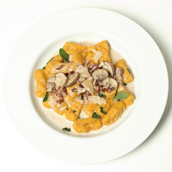 Gnocchi mit hokkaido-kürbis, salbei und braunen champignons