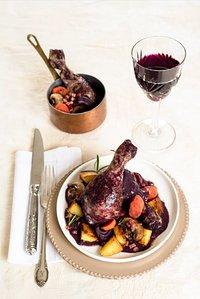 Coq au vin (geschmortes huhn in rotweinsauce)