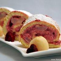 Bras de vénus aux framboises et litchis (leichter gerollter kuchen mit himbeeren, litschis und rosen)