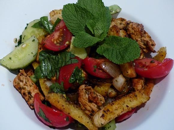 Gurken, tomaten, salat mit putenbrust und knusprigen pita-taschen
