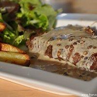 Steak au poivre flambé au cognac (mit cognac flambiertes pfeffersteak)