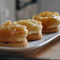 Tatin sur palet breton (kleiner apfelkuchen auf bretonische kekse)