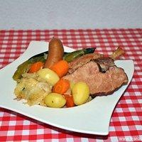 Potée lorraine (ein deftiger eintopf mit kohl, diversen gemüsen und würstchen)