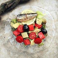 Ölsardinen sind der neue thunfisch: sardine au citron | tomaten | wassermelone | oliven | trüffelgouda | grüner salat | knoblauchhauch