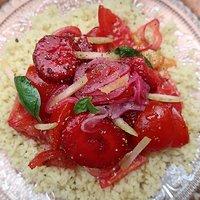 Auf dem balkon: erdbeer-tomaten-basilikum-salat mit marinierten tropea-zwiebeln nach ottolenghi auf minz-couscous