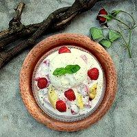 Nachtisch: erdbeeren und orangenspargel in joghurt mit burrata