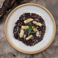 Spargelrisotto negativ: schwarzer jasminreis | weißer spargel | französischer estragon | grana padano