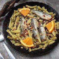 Lecker essen für europa: bretonische buttersardinen auf fenchel-bärlauch-nudeln mit sizilianischer orange