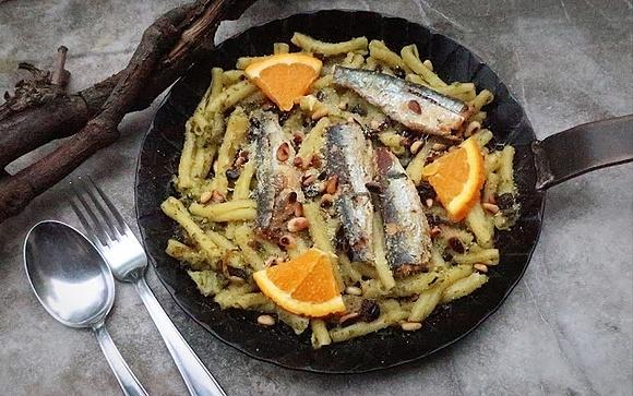 Bretonische buttersardinen auf fenchel-bärlauch-nudeln mit sizilianischer orange