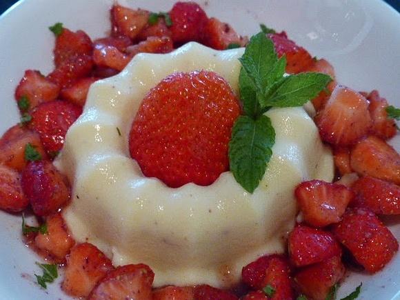 Eierlikör-Flan zu marinierten Erdbeeren