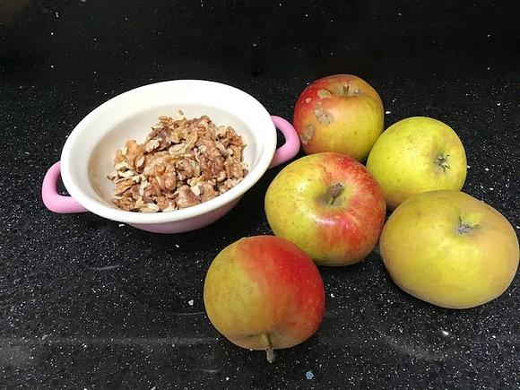 Apfelbrot mit Walnüssen und österreichischer Note